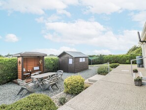 Outdoor dining - DUNBRODY DREAMS, pet friendly in Campile, County Wexford (New Ross)