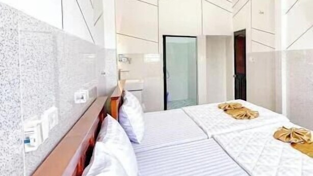 Een tweepersoonskamer met een bed, een televisie aan de muur en een plafond met dakraam.