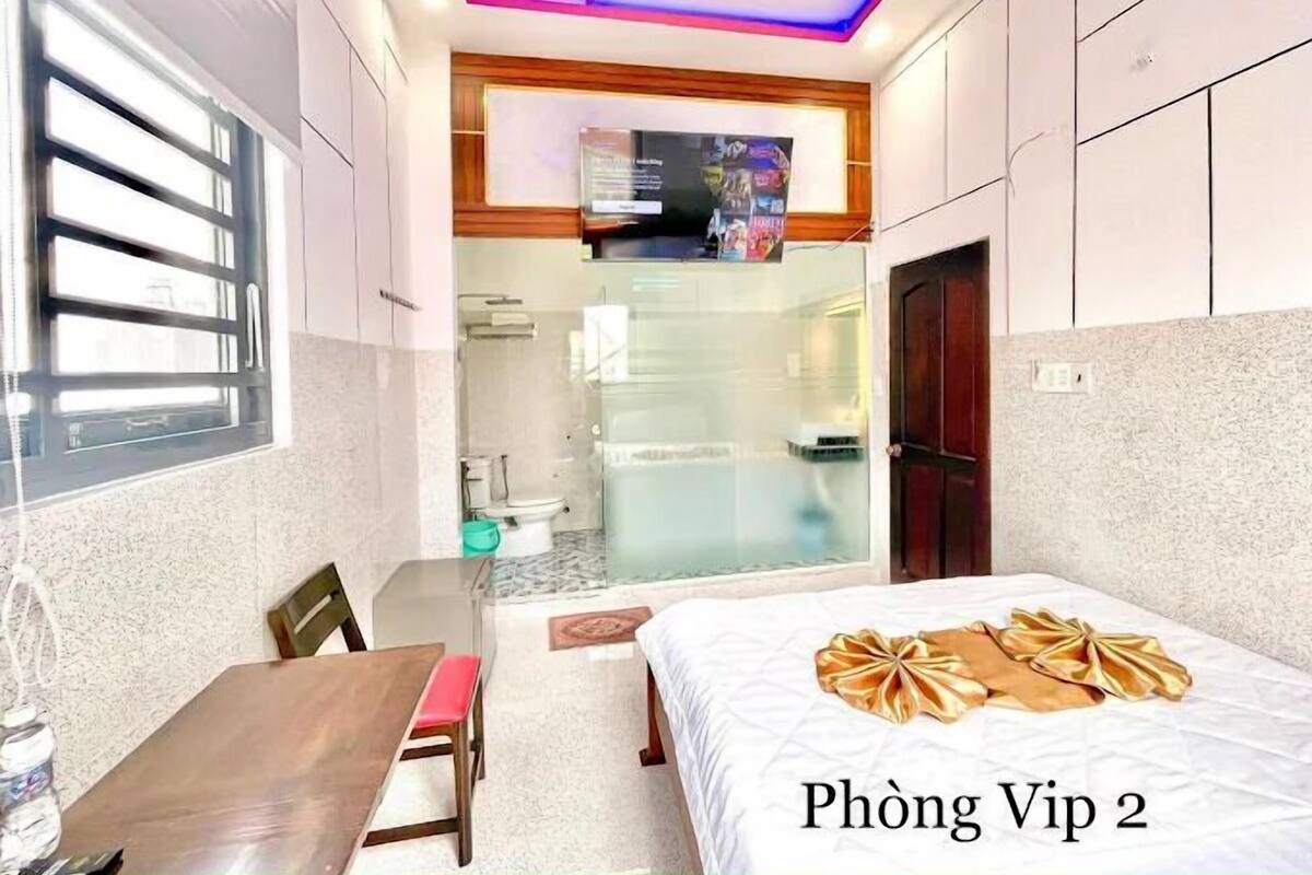 Une chambre d’hôtel avec un lit, un bureau et une salle de bain.