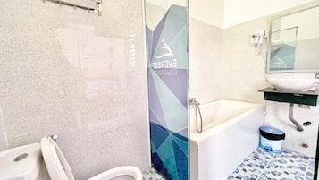 淋浴設備、免費盥洗用品、吹風機、毛巾
