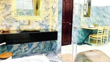 Regadera, amenidades de baño gratuitas, secadora de cabello, toallas