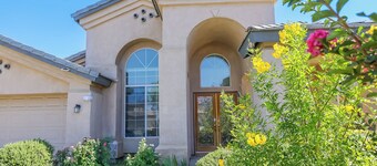 Delightful home 5 Bedrooms , 2 Bath and 2 living rooms 