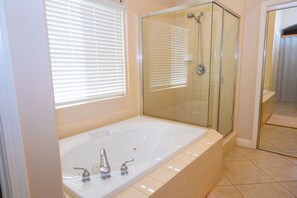 Baignoire à remous, séchoir à cheveux, serviettes fournies, savon