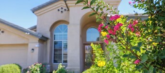 Delightful home 5 Bedrooms , 2 Bath and 2 living rooms 