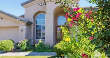 Delightful home 5 Bedrooms , 2 Bath and 2 living rooms