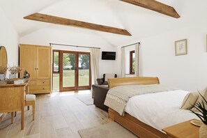 2 soverom, skrivebord, strykejern/-brett og wi-fi