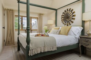 3 habitaciones, escritorio y tabla de planchar con plancha