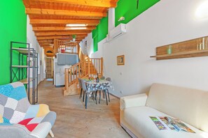 Departamento familiar, varias habitaciones (Nido dell'Usignolo) | Área de sala de estar | Smart TV de 21 pulgadas con canales por cable