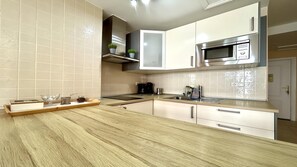 Kjøleskap, mikrobølgeovn, kaffetrakter/tekoker og brødrister