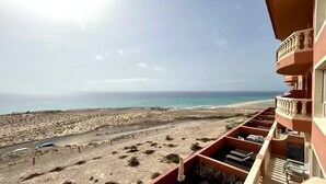 A hotel balcony with a view of a beach and ocean. - Welooveyou Top Victoria & Serenity (Costa Calma (incl. Urbanización Cañada del Río))
