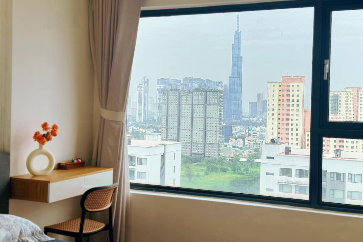 Escritorio, tabla de planchar con plancha, wifi gratis y ropa de cama