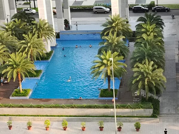 Una piscina al aire libre