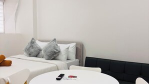Room, 1 Bedroom, Balcony | Dining - Room-chic and Comfortably Cozy (Iloilo)