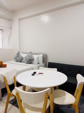 Room, 1 Bedroom, Balcony | Dining