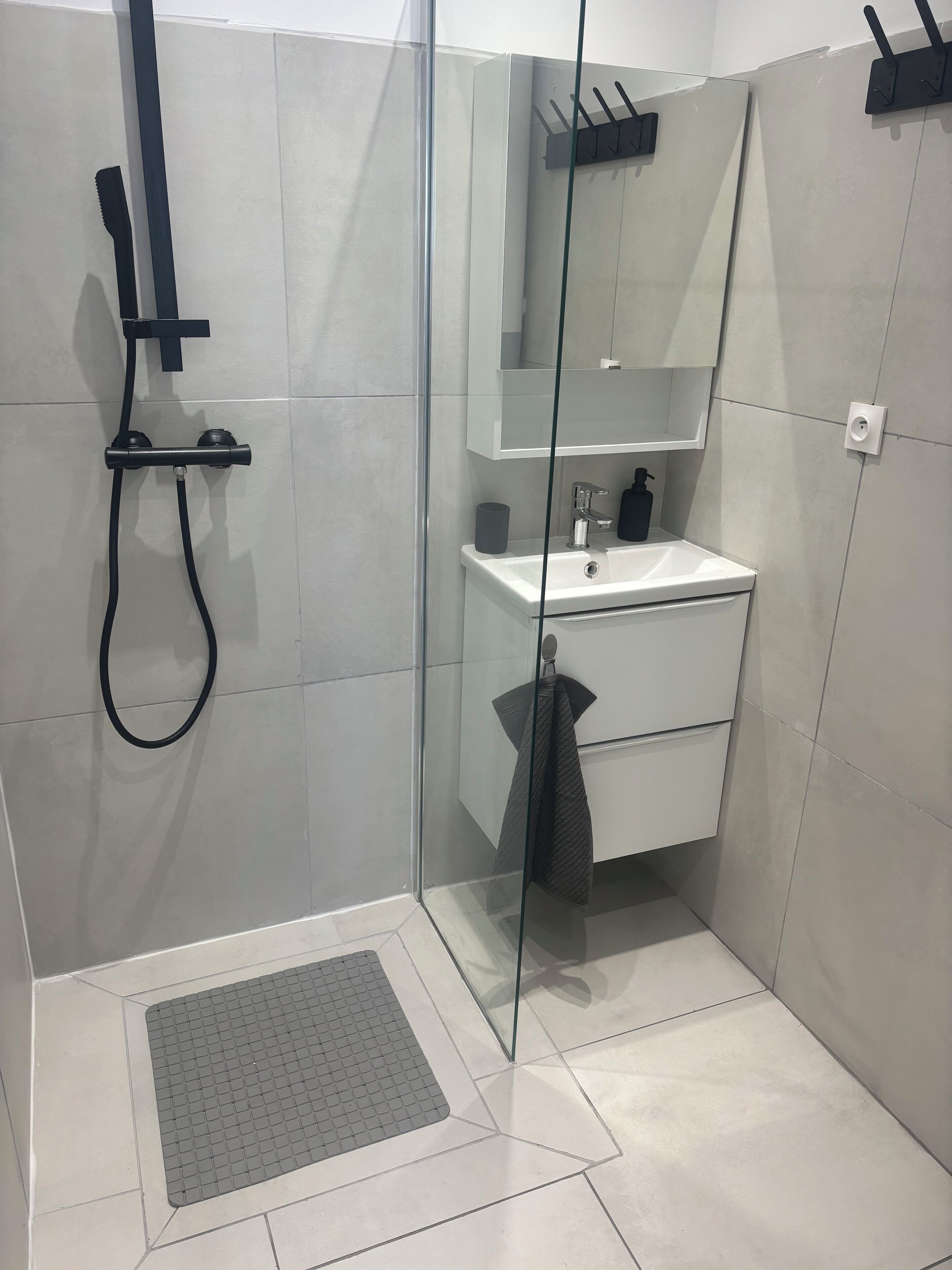 Douche, sèche-cheveux, serviettes fournies, savon