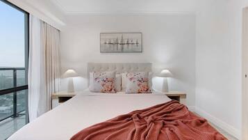 Tabla de planchar con plancha, wifi y ropa de cama