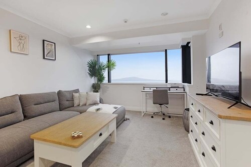 Stunning Views of Rangitoto Kitchen Gym Rooftop Pool Parking