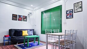 Quarto casal, para não fumantes, sacada | Cozinha compartilhada | Refrigerador em uma área comum, micro-ondas