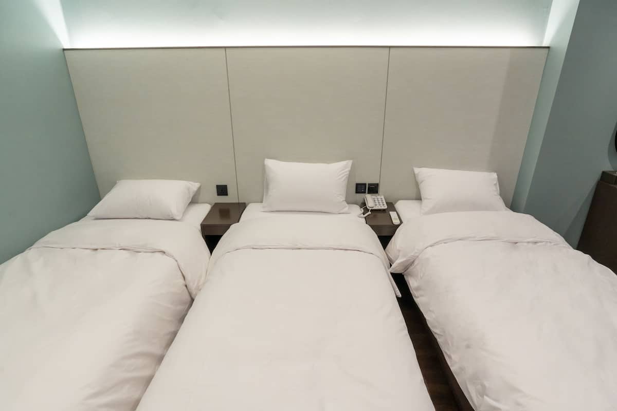 Dreibettzimmer | Verdunkelungsvorhänge, kostenloses WLAN