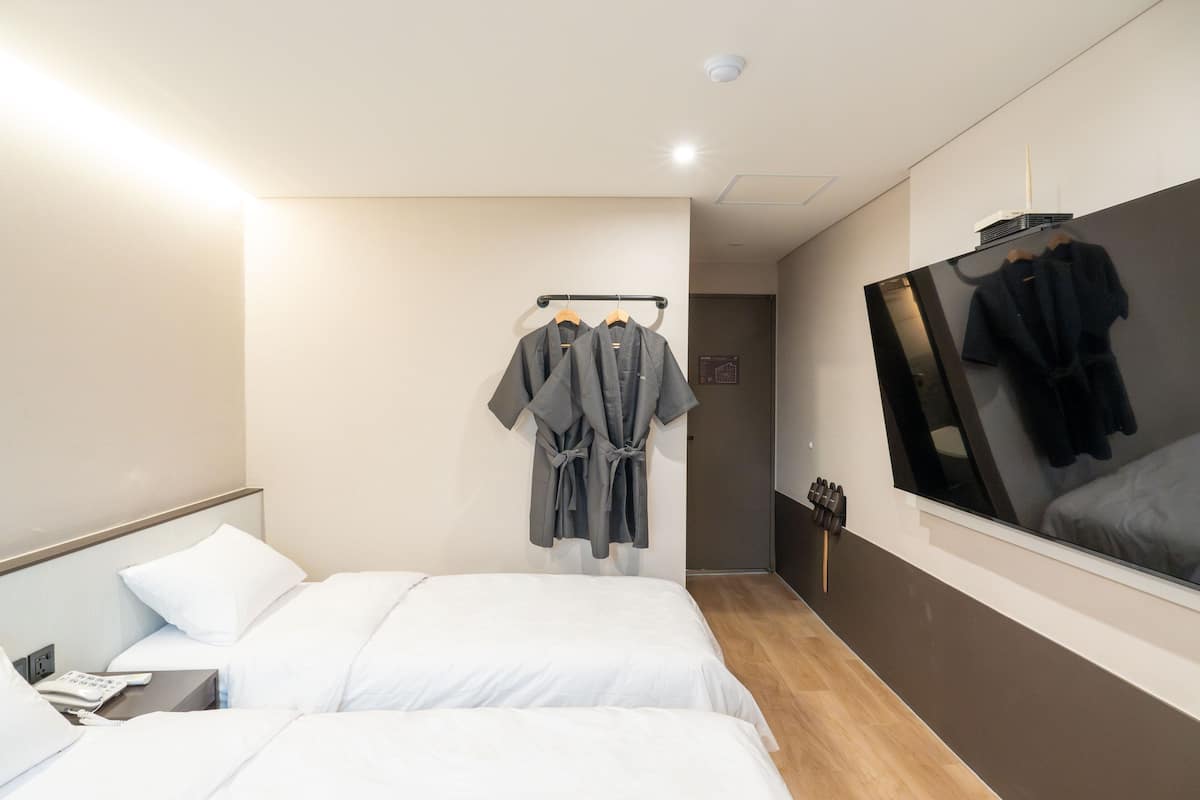 Zweibettzimmer | Verdunkelungsvorhänge, kostenloses WLAN
