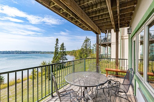 Majestic Lake Views | 2BR w/King Suite | Pools