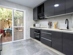 Jääkaappi, mikroaaltouuni, uuni, astianpesukone