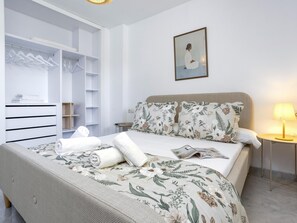 Tabla de planchar con plancha, internet y ropa de cama 