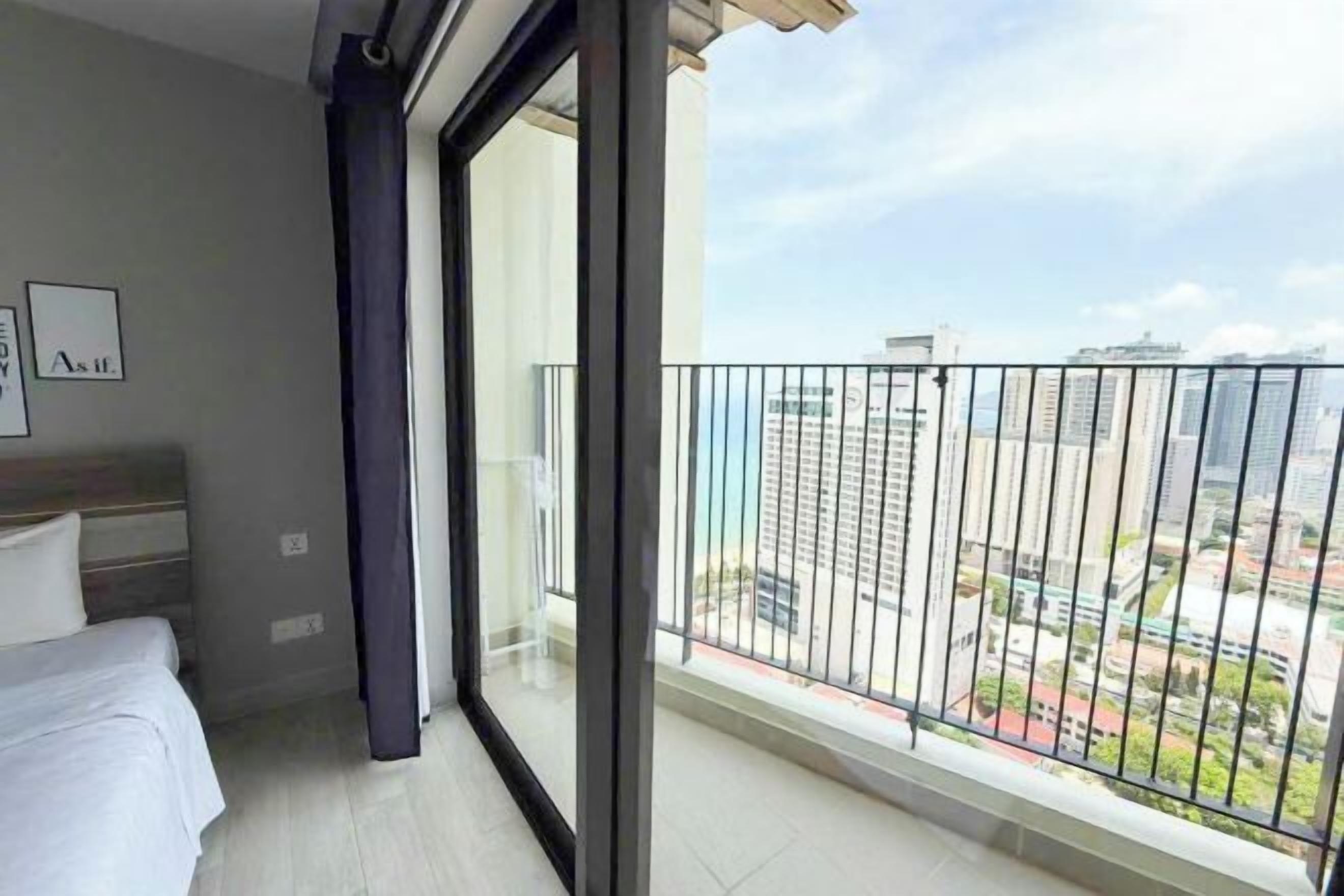 Una scrivania, tende oscuranti, insonorizzazione, ferro/asse da stiro