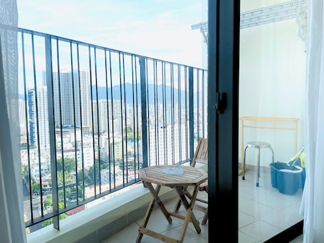 Escritorio, cortinas blackout y tabla de planchar con plancha