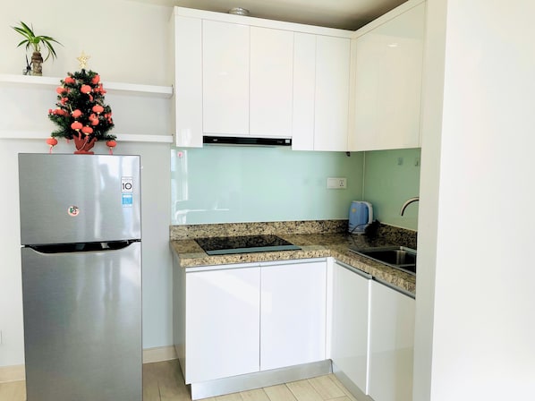 Microwave, stovetop, cookware/dishes/utensils