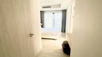 Apartamento família, vista parcial para o oceano | Escrivaninha, cortinas blackout, quartos à prova de som