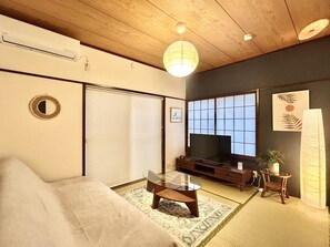 TV - Japandi Style Stay, Private House, Nearby Station, Great access to Ueno&Asakusa (Shinkoiwa, Katsushika City)