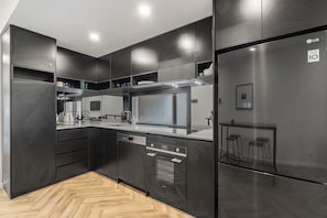 Kühlschrank, Mikrowelle, Ofen, Herdplatte