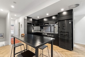 Kühlschrank, Mikrowelle, Ofen, Herdplatte