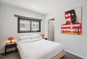 2 bedrooms, desk, iron/ironing board, WiFi - Bright Kingston Stay with Balcony Access (Kingston)