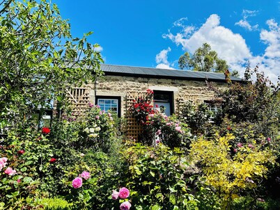 Charming Stone Cottage: Your Idyllic Retreat Awaits!