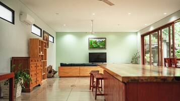 40-英寸液晶电视(配备有线频道)