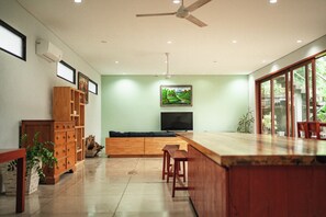 40 inci televisyen LCD dengan kabel