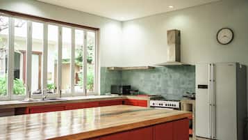Refrigerador con freezer, microondas, horno, placa de cocina