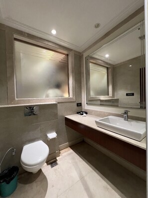 Executive Room | Bathroom | Shower, free toiletries, slippers, towels - Hotel Grand Palace (Mahasi)