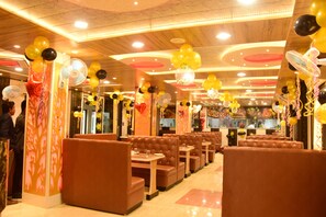 Restaurant - Hotel Grand Palace (Mahasi)