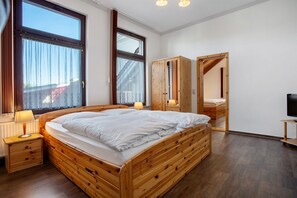 2 bedrooms, desk, iron/ironing board, WiFi - Apartment 'Villa Zwick An Der Kietzbrücke' with Lake View, Shared Garden and Wi-Fi (Waren (Müritz))