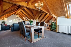 Dining - Apartment 'Villa Zwick An Der Kietzbrücke' with Lake View, Shared Garden and Wi-Fi (Waren (Müritz))