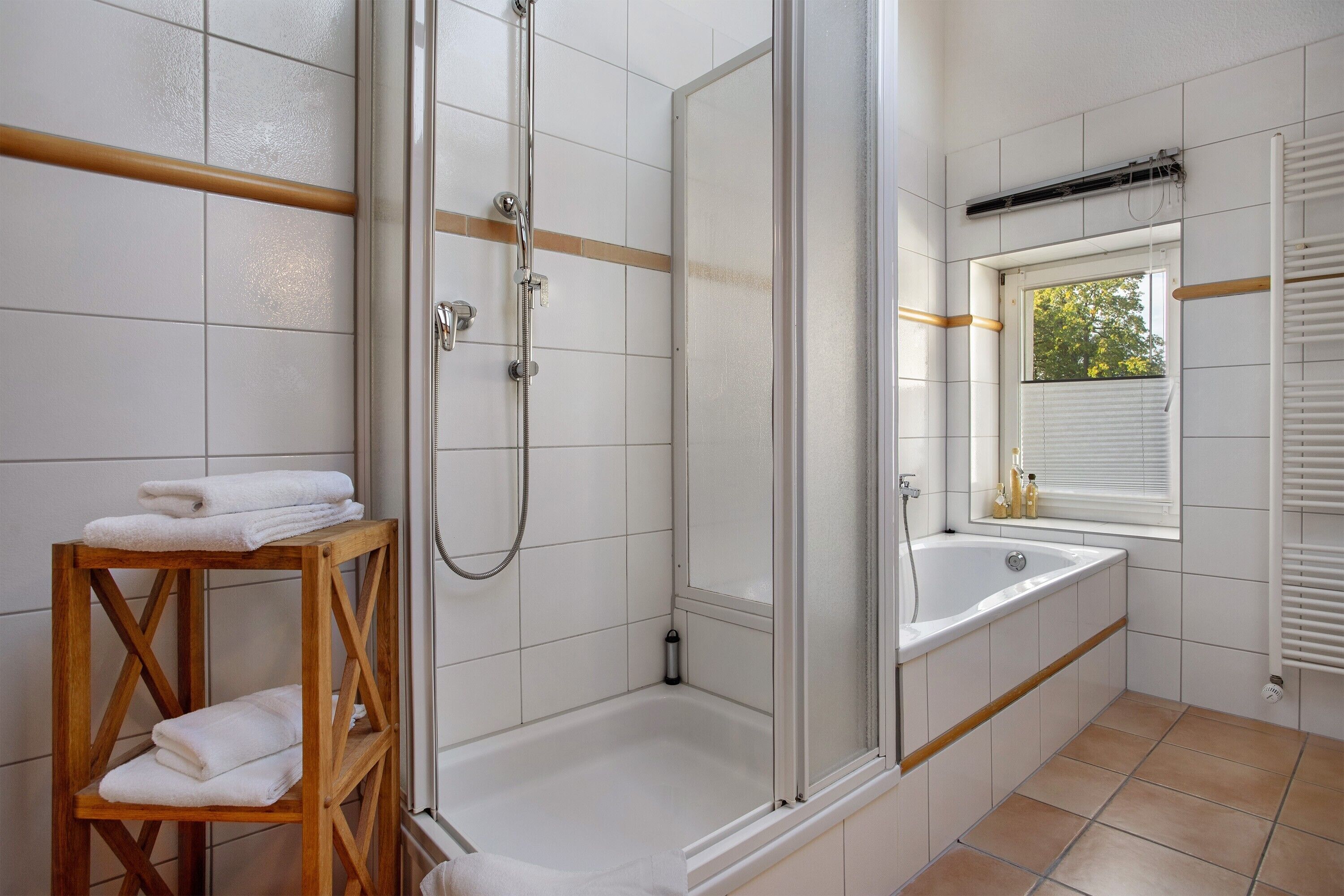 Douche, articles de toilette gratuits, sèche-cheveux