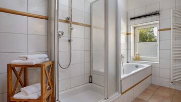 Douche, articles de toilette gratuits, sĂšche-cheveux