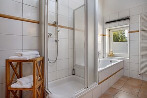 Shower, free toiletries, hair dryer, towels - Apartment 'Villa Zwick An Der Kietzbrücke' with Lake View, Shared Garden and Wi-Fi (Waren (Müritz))