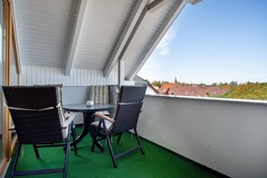 Outdoor dining - Apartment 'Villa Zwick An Der Kietzbrücke' with Lake View, Shared Garden and Wi-Fi (Waren (Müritz))