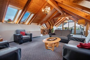 TV, DVD player - Apartment 'Villa Zwick An Der Kietzbrücke' with Lake View, Shared Garden and Wi-Fi (Waren (Müritz))