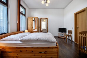 2 habitaciones, escritorio, tabla de planchar con plancha y wifi 