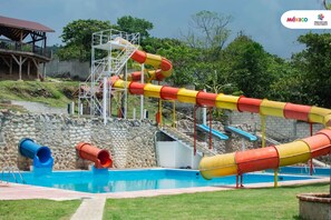 A water park with a pool, slides, and a wooden structure. - Hotel Las Brisas (Pahuatlan del Valle)